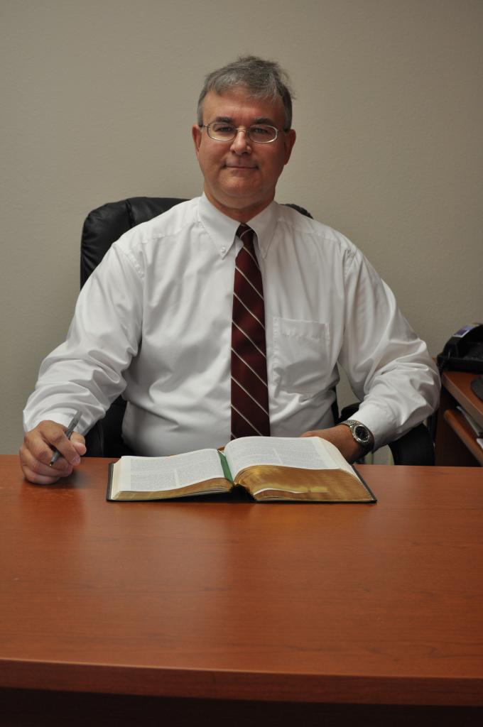 Pastor Gordon preparando el mensaje.