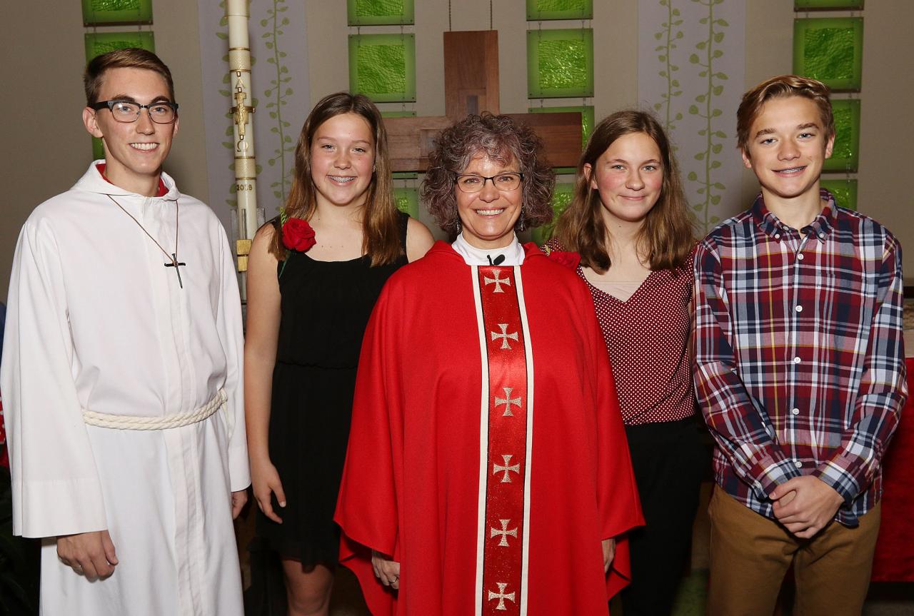 Rev. Dr. Lori Ruge-Jones with the 2018 Confirmation Class.